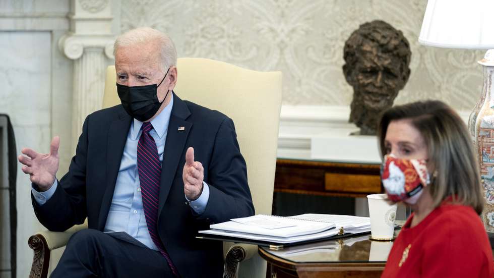 epa08989477 U.S. President Joe Biden (L) speaks during a meeting with Vice President Kamala Harris, Speaker of the House Nancy Pelosi (R), and the Chairs of the House committees to discuss a coronavirus relief package in the Oval Office of the White House in Washington, DC, USA, 05 February 2021. Earlier in the day the Senate approved President Biden's 1.9 trillion US dollars coronavirus stimulus package.  EPA/STEFANI REYNOLDS / POOL