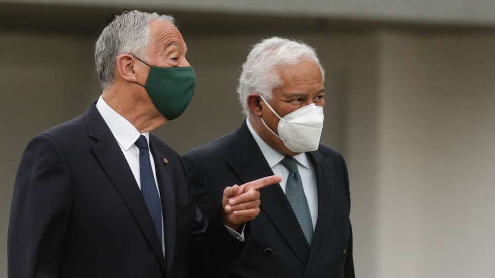 O Presidente da República, Marcelo Rebelo de Sousa (E), conversa com o primeiro-ministro, António Costa (D), à chegada para participar no Conselho de Ministros temático exclusivamente dedicado às Florestas, no antigo campo de tiro de Monsanto, em Lisboa, 04 de março de 2021. TIAGO PETINGA/LUSA