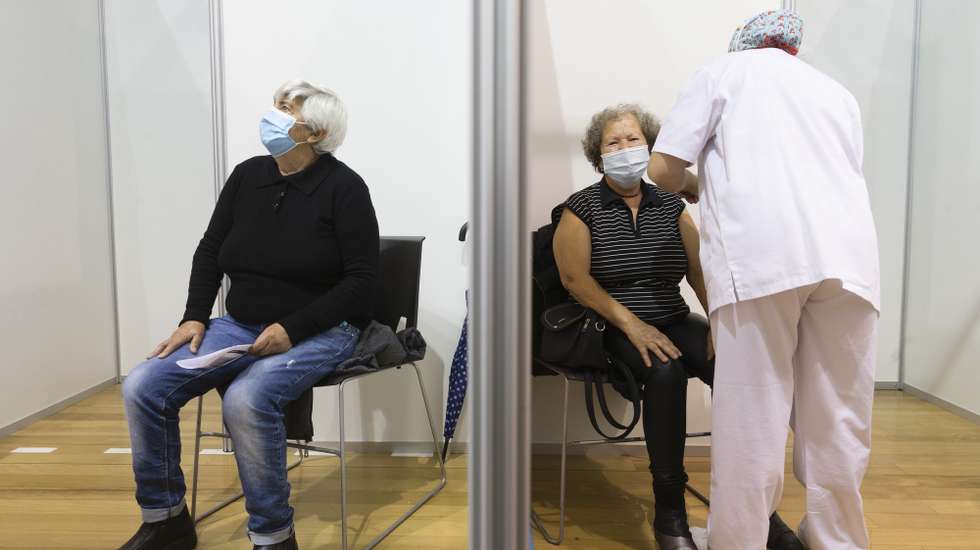 Uma idosa é vacinada no Centro de Vacinação Covid 19 CVC-Maia II na Maia, 21 de abril de 2021. JOSÉ COELHO/LUSA