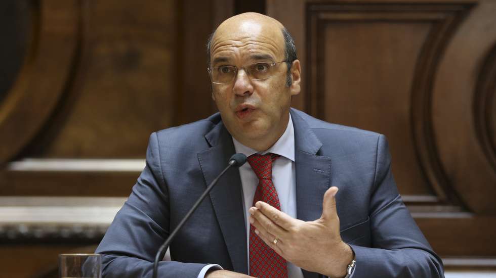 O ministro de Estado, da Economia e da Transição Digital, Pedro Siza Vieira, durante a sua audição perante a Comissão de Economia, Inovação e Obras Públicas, na Assembleia da República, em Lisboa, 14 de julho de 2021. MANUEL DE ALMEIDA/LUSA