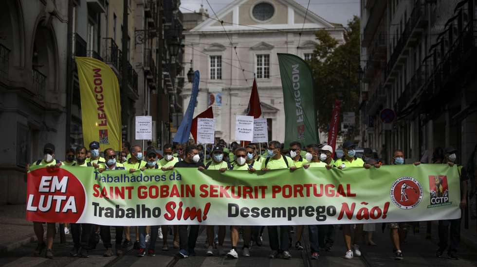 Marcha e concentração de trabalhadores da Saint-Gobain Sekurit Portugal, S.A., fábrica de transformação do vidro para a indústria automóvel, que protestam contra a proposta de despedimento coletivo e a substituição por um armazém logístico de recolha, armazenagem e expedição de produtos, dada pela empresa, em Lisboa, 09 de setembro de 2021. ANDRÉ KOSTERS/LUSA