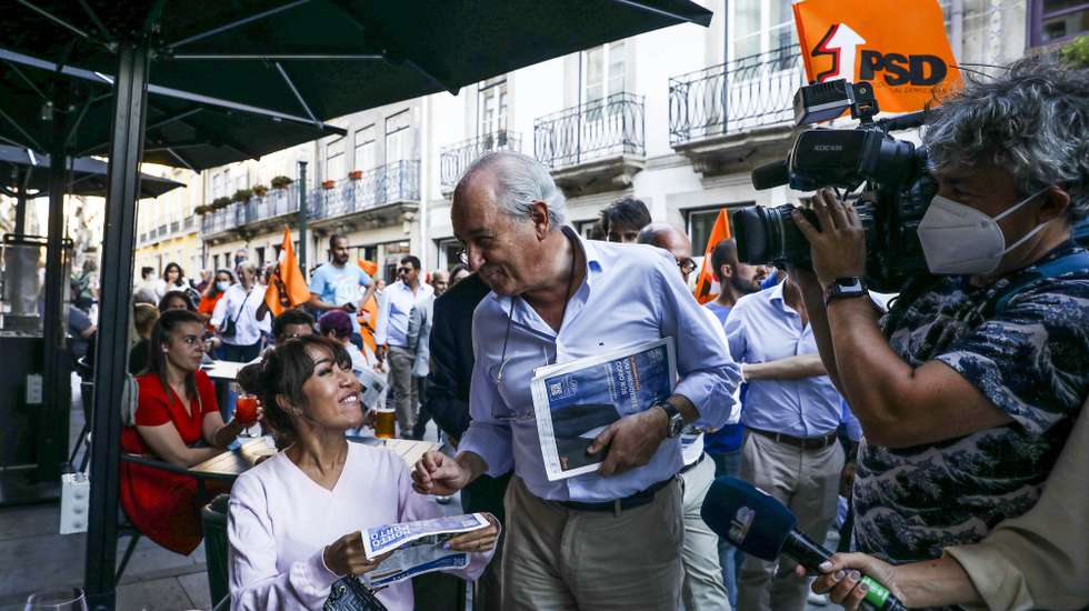 O presidente do Partido Social Democrata (PSD), Rui Rio (C) distribui panfletos de campanha durante um passeio pela Rua da Flores pelo Porto no âmbito de uma ação de campanha de Vladimiro Feliz, candidato do PSD à câmara municipal do Porto nas eleições autárquicas, Porto, 20 de setembro de 2021. No próximo dia 26 de setembro mais de 9,3 milhões eleitores podem votar nas eleições Autárquicas, para eleger os seus representantes locais. JOSÉ COELHO/LUSA