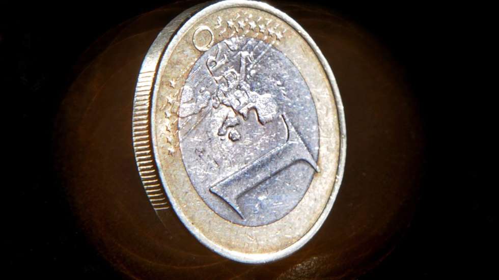 Cerca das 10h15 em Lisboa, o euro descia para 1,0311 dólares, menos 1,07% do que no fecho de segunda-feira
