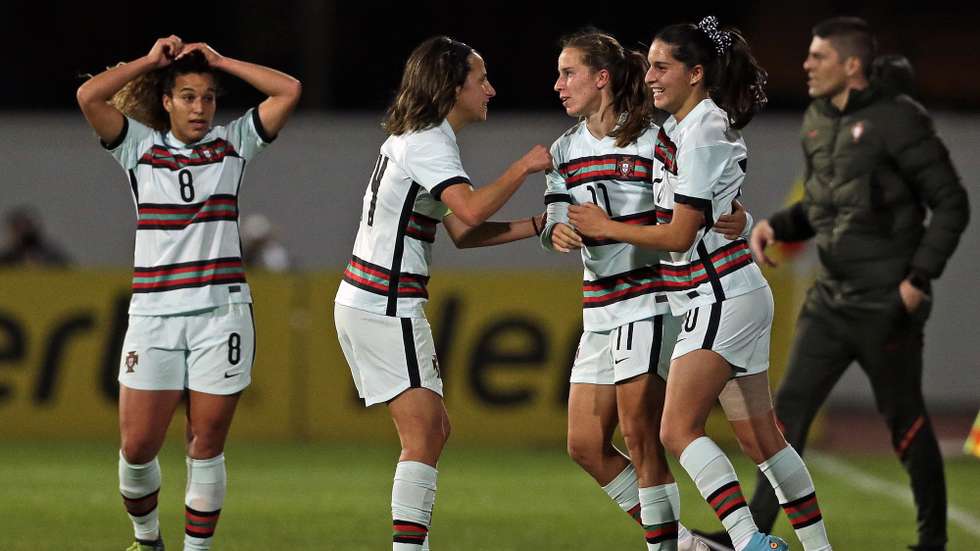 As jogadoras da equipa portuguesa de futebol feminino celebram um golo contra a Noruega na Algarve Cup