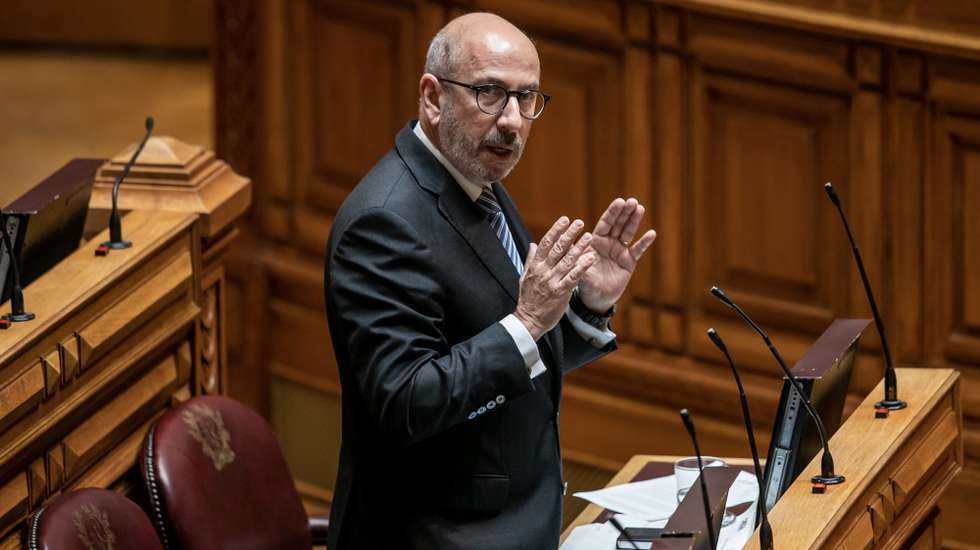 O líder parlamentar do CDS, Telmo Correia, usa da palavra durante o debate quinzenal, na Assembleia da República, em Lisboa, 22 de abril de 2020. JOSÉ SENA GOULÃO/LUSA