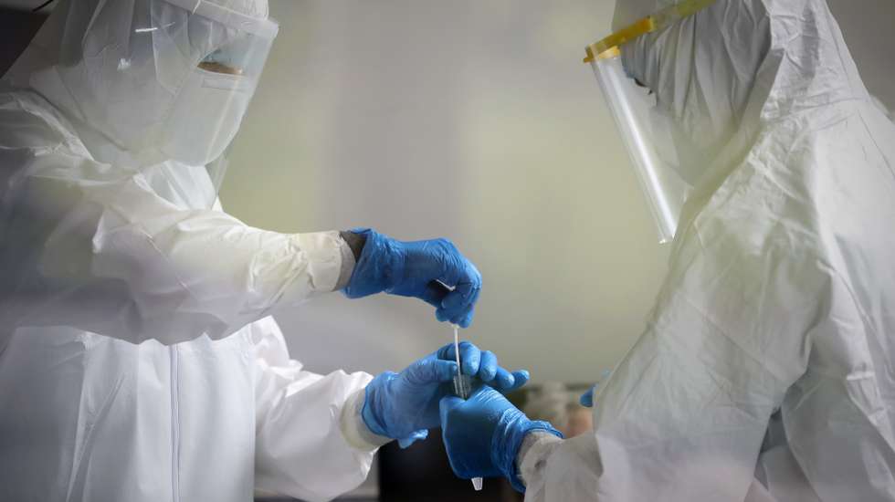 Idosos são sujeitos a testes de despiste da Covid-19 que permite receber resultados entre 24 a 30 horas, no Lar Fundação Comendador Joaquim De Sá Couto, Santa Maria da Feira, 17 de abril de 2020. Este circuito envolve equipas dos centros de saúde de Santa Maria da Feira e Arouca e o hospital de Gaia onde há uma de cinco máquinas no país com capacidade para realizar até 1000 testes por dia, com resultados em 24 horas. (Fotografias captadas através de uma janela de vidro). (ACOMPANHA TEXTO DE 21/04/2020) JOSÉ COELHO/LUSA
