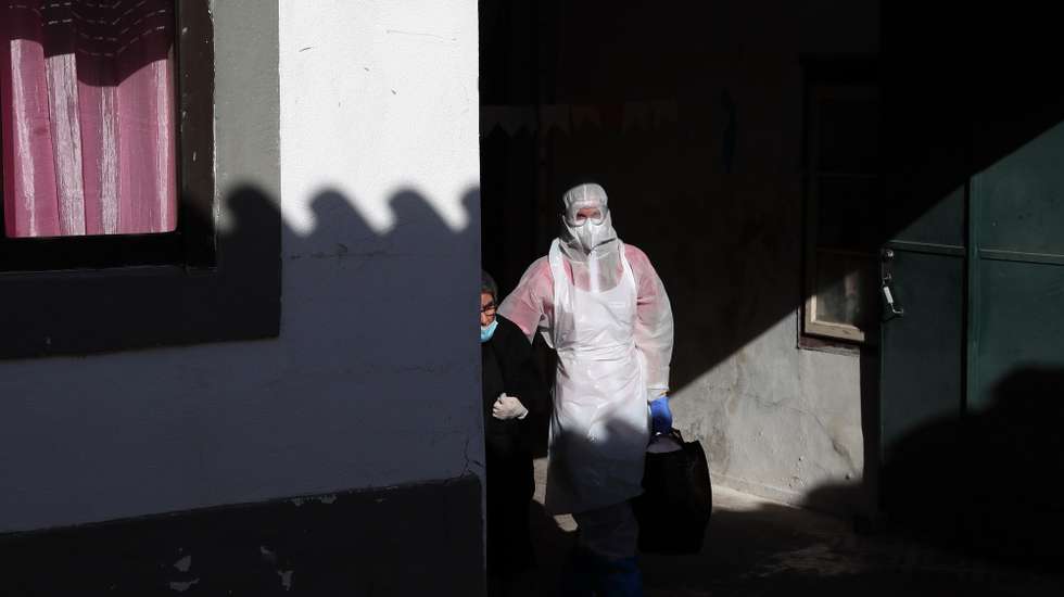 Operação de transferência de utentes do lar Mansão de São José, a maioria infetados com o novo coronavírus, para um edifício preparado para esta situação, na Base Aérea 11 (BA11), em Beja, 17 de outubro de 2020. O surto de covid-19 no lar Mansão de São José foi confirmado na quarta-feira, depois de utentes e funcionários terem sido testados à presença do SARS-CoV-2 na sequência da confirmação de dois casos positivos, uma utente e uma funcionária. NUNO VEIGA/LUSA