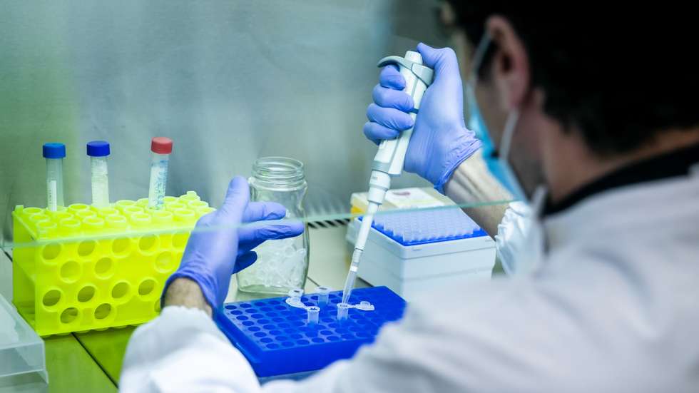 O investigador da unidade de bioinformática do Instituto Nacional de Saúde Ricardo Jorge (INSA), Vítor Borges, procede à análise de uma amostra, em Lisboa, 24 de abril de 2020. Há dois meses que o Instituto Ricardo Jorge trabalha noite e dia para responder aos pedidos de análises de amostras suspeitas da covid-19, havendo dias que chega a fazer 800 testes num total de mais de 320 mil realizados. (ACOMPANHA TEXTO DO DIA 29 DE ABRIL DE 2020). JOSÉ SENA GOULÃO/LUSA