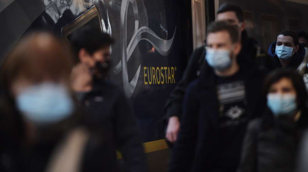 epa08901150 Passengers from London arrive at the Eurostar terminal in Gare du Nord train station in Paris, France, 23 December 2020. French government suspended the ban on air and rail travel from the UK for French residents following news of the new variant Covid-19 that has spread rapidly across London and south-east England. Most of the countries in the EU have suspended flights to and from the UK in the light of this mutated coronavirus strain.  EPA/JULIEN DE ROSA