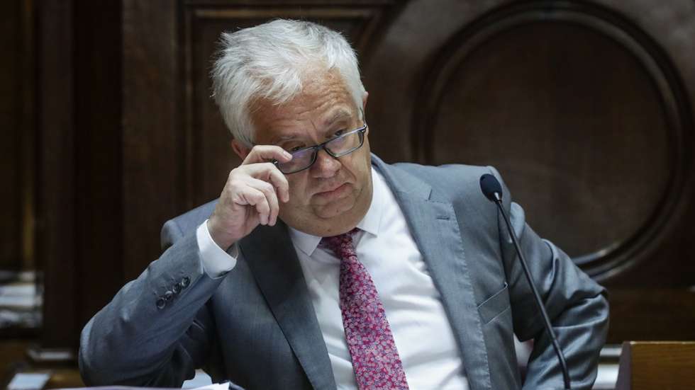 O ministro da Administração Interna, Eduardo Cabrita, fala perante a Comissão de Assuntos Constitucionais, Direitos, Liberdades e Garantias na Assembleia da República, em Lisboa, 02 de junho de 2021. TIAGO PETINGA/LUSA