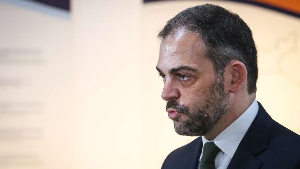 O ministro do Ambiente, Duarte Cordeiro, discursa durante a cerimónia de assinatura dos contratos no âmbito do Programa de Apoio à Produção de Hidrogénio Renovável e outros Gases Renováveis do Plano de Recuperação e Resiliência (PRR) em Movimento, em Lisboa, 15 de fevereiro de 2023. RODRIGO ANTUNES/LUSA