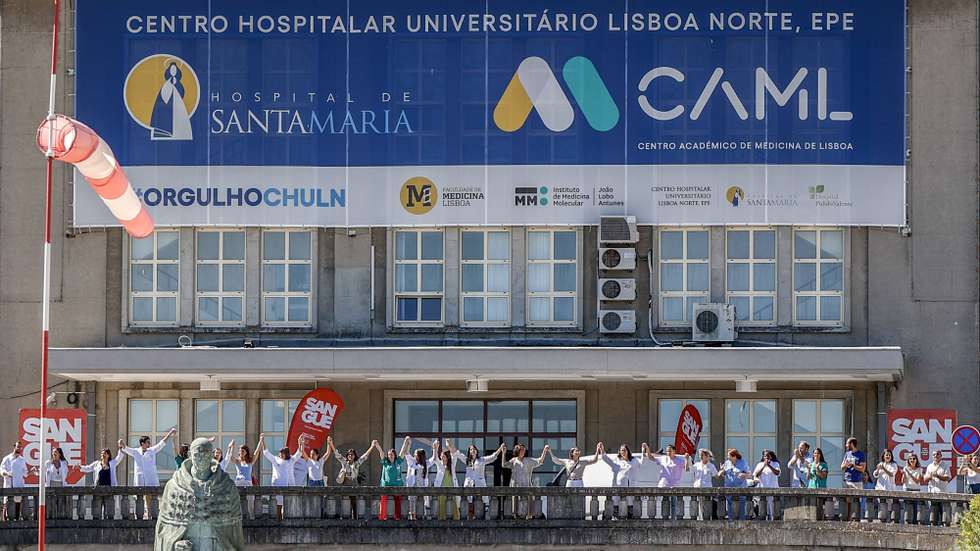 Profissionais de saúde participam no cordão solidário pela unidade de Obstetrícia do Hospital de Santa Maria, sob o mote "pelo respeito pelos profissionais de saúde e pelas grávidas”, em Lisboa, 13 de julho 2023. FILIPE AMORIM/LUSA