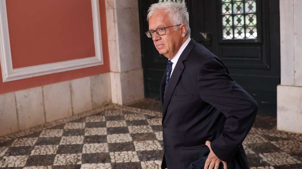 O ex-ministro da Administração Interna, Eduardo Cabrita, à chegada ao Tribunal da Relação de Évora onde continua a ser interrogado como arguido no processo do atropelamento mortal na A6, em Évora, 18 de outubro de 2023. Em 18 de junho de 2021, Nuno Santos, funcionário de uma empresa que realizava trabalhos de manutenção na A6, foi atropelado mortalmente pelo automóvel em que seguia o então ministro da Administração Interna, Eduardo Cabrita, no concelho de Évora. NUNO VEIGA/LUSA