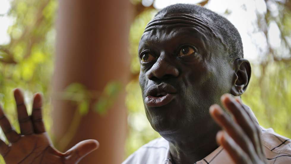 epa05173825 Kizza Besigye, the leader of the main opposition Forum for Democratic Change (FDC), speaks during a news conference held at his home in Kasangati, where he remains under house arrest, on the outskirts of Kampala, Uganda, 21 February 2016. Long-time Ugandan President Yoweri Museveni was declared the winner of the Presidential election on 20 February but Besigye has dismissed the result and is urging his supporters to protest his continued detention.  EPA/DAI KUROKAWA