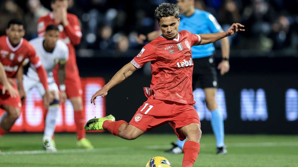 Gabriel Silva jogador do Santa Clara marca um golo de penalti contra o Famalicão durante o jogo da Primeira Liga de Futebol, no estádio Municipal de Famalicão, 30 de dezembro de 2024. JOSÉ COELHO/LUSA