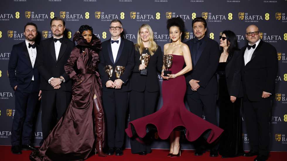 epa12770006 (L-R) Andy Jurgensen, Leonardo DiCaprio, Teyana Taylor, Paul Thomas Anderson, Sara Murphy, Chase Infiniti, Benicio del Toro, Cassandra Kulukundis, and Michael Bauman after 'One Battle After Another' won the Best Film, Best Director, Best Adapted Screenplay, and Best Cinematography awards at the EE BAFTA Film Awards 2026 at the Royal Festival Hall in London, Britain, 22 February 2026. The ceremony is hosted by the British Academy of Film and Television Arts (BAFTA).  EPA/TOLGA AKMEN
