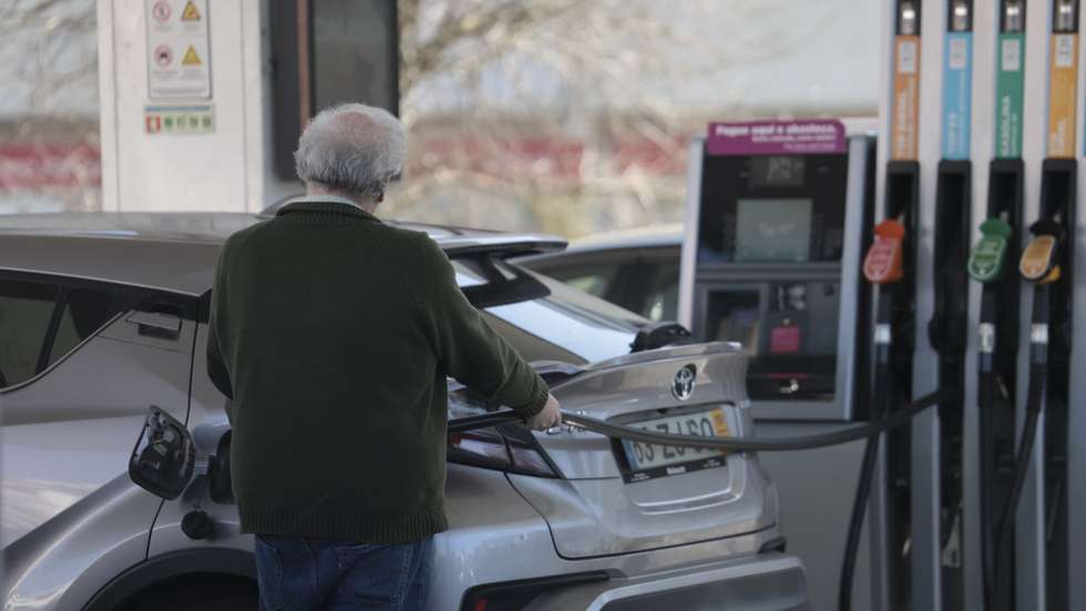 A poucas horas do aumento acentuado do gasóleo e da gasolina, veiculos são abastecidos numa das bombas com preços mais baixos no País, na Amadora, 07 março 2026.       MANUEL DE ALMEIDA/LUSA