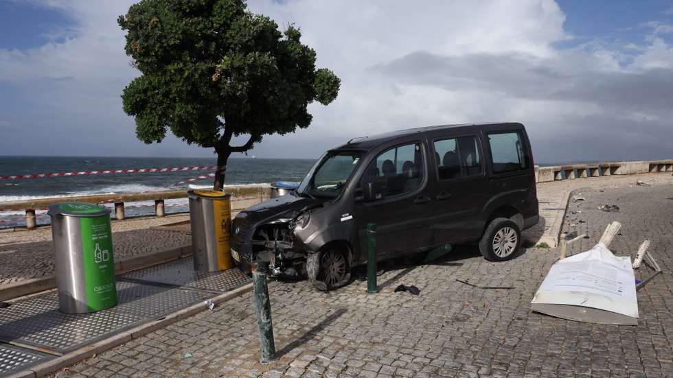 Uma pessoa morreu hoje de manhã na sequência do despiste do veículo ligeiro onde seguia na Estrada Nacional (EN) 6, conhecida como avenida Marginal de Cascais, no distrito de Lisboa, 24 de agosto de 2026. MANUEL DE ALMEIDA/LUSA