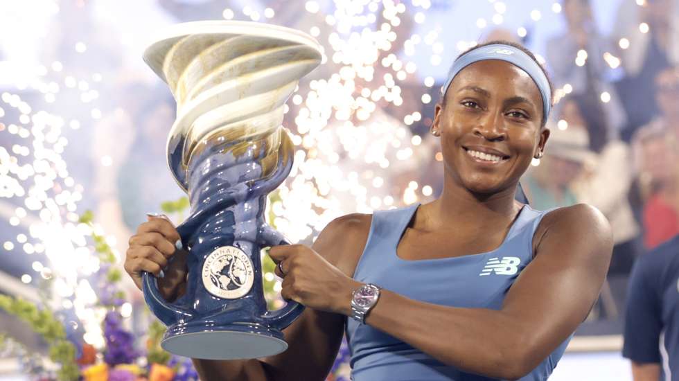 epaselect epa13187820 Coco Gauff of the USA holds the Rookwood Cup Trophy as she celebrates her win over Jessica Pegula of the USA in the women's singles final of the Cincinnati Open tennis tournament in Cincinnati, Ohio, USA, 23 August 2026.  EPA/MARK LYONS