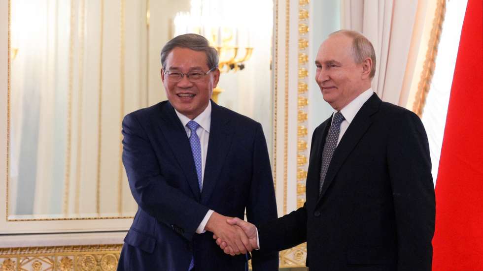 epa13319922 Russian President Vladimir Putin (R) welcomes Chinese Premier Li Qiang before a meeting at the Constantine Palace in Strelna, a suburb of St. Petersburg, Russia, 21 October 2026.  EPA/GAVRIIL GRIGOROV/SPUTNIK/KREMLIN / POOL MANDATORY CREDIT