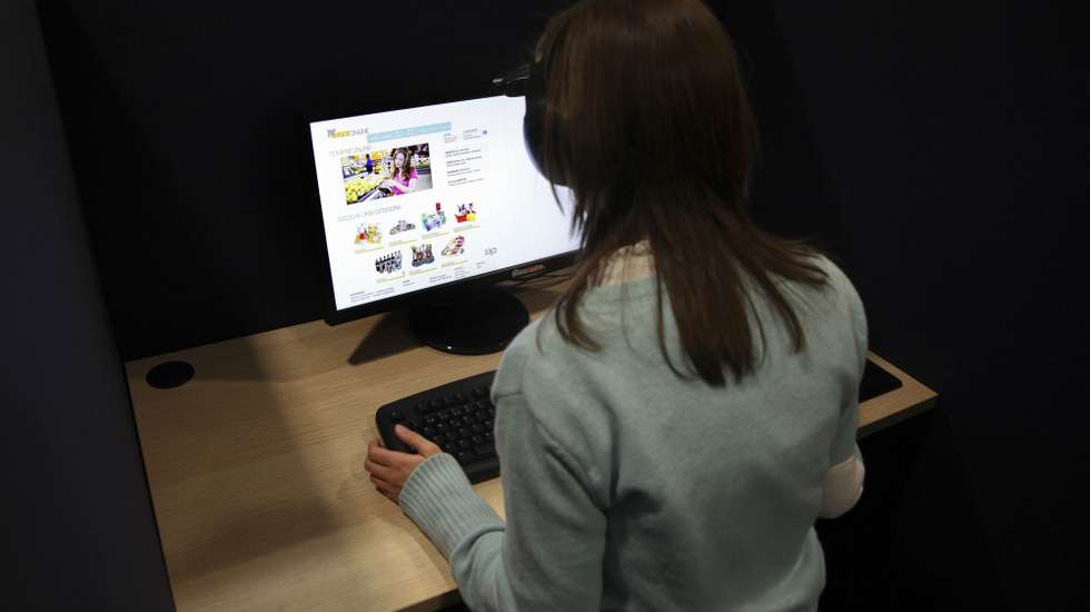 Laboratório dedicado ao comportamento do consumidor na Univ. Católica