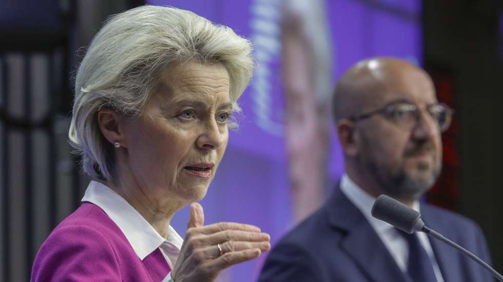 epa09987102 European Council President Charles Michel (R) and President of Commission Ursula von der Leyen (L) speak to the press at the end of first day at the Special European Summit on Ukraine at the European Council, in Brussels, Belgium, 31 May 2022.  EPA/OLIVIER HOSLET