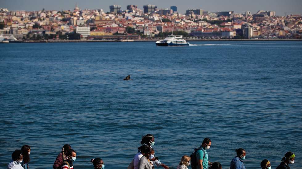 Passageiros chegam de Lisboa à estação de Cacilhas, em Almada