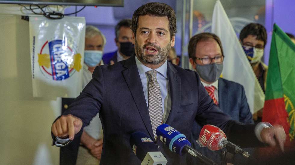 O presidente do Chega, Andre Ventura, reage após a divulgação dos resultados das eleições legislativas da Região Autónoma dos Açores, em Ponta Delgada, Açores, 26 de outubro de 2020. O partido Chega conseguiu hoje o seu primeiro deputado eleito nas legislativas regionais dos Açores, pelo círculo da ilha de São Miguel, segundo os resultados divulgados pela Direção Regional de Organização e Administração Pública (DROAP). EDUARDO COSTA /LUSA
