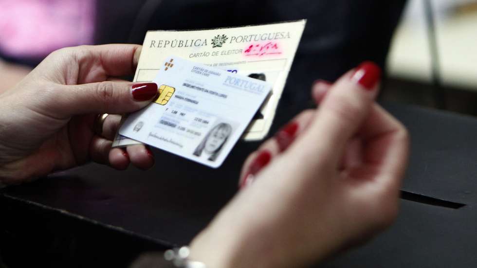 Um eleitor com o cartão de cidadão e cartão de eleitor aguarda boletim de voto para votar nas Eleições Presidenciais 2011, em Lisboa, 23 de janeiro de 2011. JOAO RELVAS/LUSA