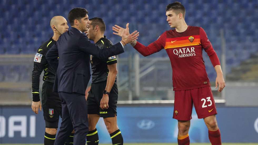 epa08978741 Romaâ€™s head coach Paolo Fonseca (L) and Romaâ€™s Gianluca Mancini celebrates after winning at the end of the Italian Serie A soccer match between AS Roma vs FC Hellas Verona at the Olimpico stadium in Rome, Italy, 31 January 2021.  EPA/GIUSEPPE LAMI