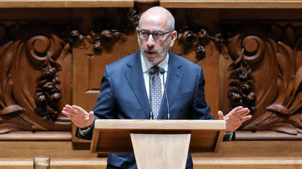 O líder parlamentar do CDS-PP, Telmo Correia, intervém durante o debate parlamentar sobre o pedido de autorização da renovação do estado de emergência, esta manhã na Assembleia da República, em Lisboa, 13 de janeiro de 2021. MIGUEL A. LOPES/LUSA