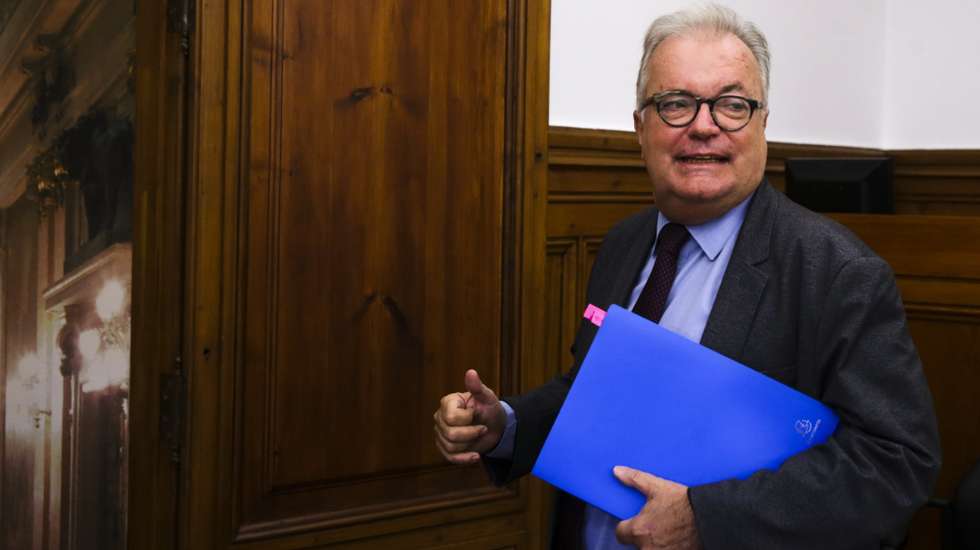 O ministro da Cultura, Luís Filipe Castro Mendes, chega para falar perante a Comissão de Cultura, Comunicação, Juventude e Desporto, na Assembleia da República em Lisboa, 03 de outubro de 2018. TIAGO PETINGA/LUSA