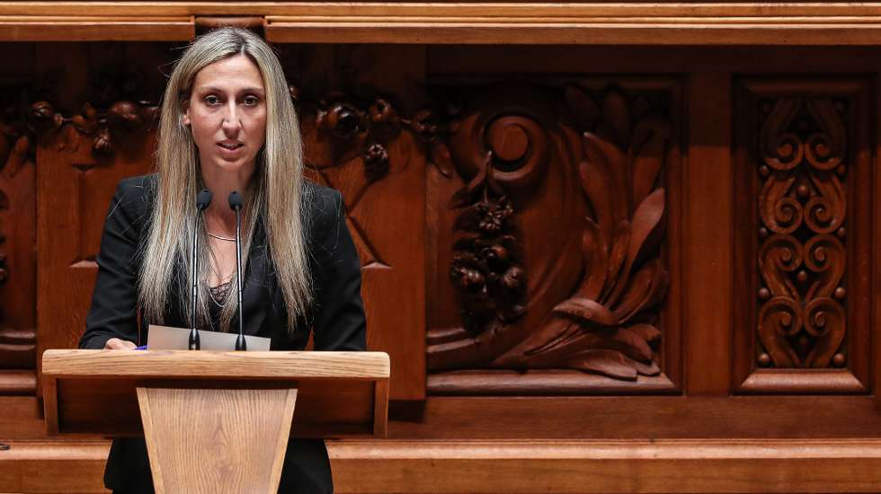 A deputada não inscrita, Cristina Rodrigues, intervém durante o debate parlamentar que tem como tema principal o teletrabalho, na Assembleia da República, em Lisboa, 5 de maio de 2021. MÁRIO CRUZ/LUSA