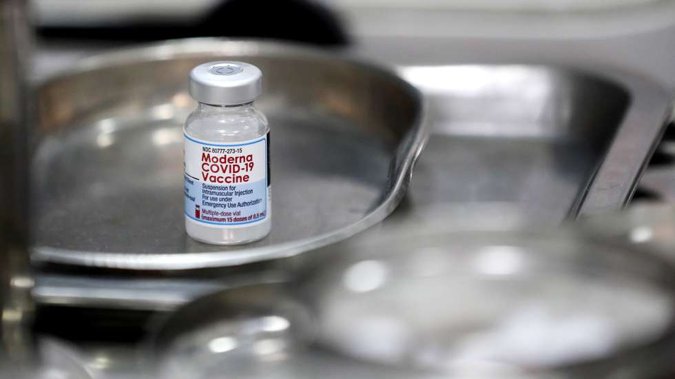 epa09369679 A vial of Moderna COVID-19 vaccine sits on a tray, in Hanoi, Vietnam, 27 July 2021. Around 390,000 people in Vietnam have been fully vaccinated against COVID-19, according to the latest official data.  EPA/LUONG THAI LINH