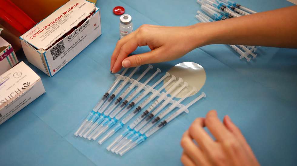 Uma profissional de saúde prepara vacinas para serem administradas no Centro de Vacinação do ACES Porto Ocidental Regimento de Transmissões do Porto, no Porto, 12 de agosto de 2021. O vice-almirante Henrique de Gouveia e Melo, termina uma visita de trabalho de dois dias à Região de Saúde do Norte do país. ESTELA SILVA/LUSA