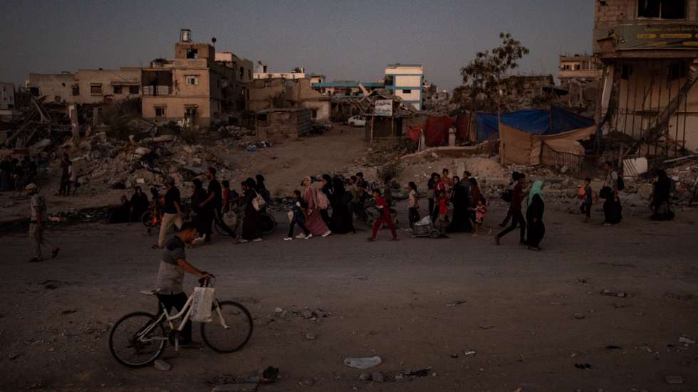 epa11451405 Palestinians flee at night from Khan Yunis after an evacuation order issued by the Israeli army to leave the eastern part of the Khan Yunis camp, in the southern Gaza Strip. on 01 July 2024. More than 37,000 Palestinians and over 1,400 Israelis have been killed, according to the Palestinian Health Ministry and the Israel Defense Forces (IDF), since Hamas militants launched an attack against Israel from the Gaza Strip on 07 October 2023, and the Israeli operations in Gaza and the West Bank which followed it.  EPA/HAITHAM IMAD