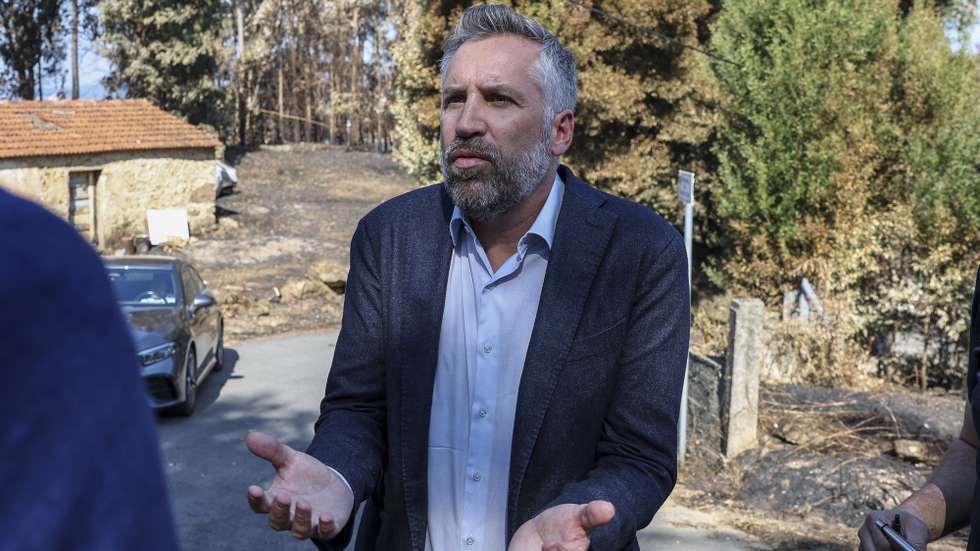 O secretário-geral do Partido Socialista, Pedro Nuno Santos durante a visita a uma habitação que ardeu na freguesia de Macinhata da Seixa no âmbito da deslocação aos territórios afetados pelos recentes incêndios., em Oliveira de Azeméis, 23 de setembro de 2024. PAULO NOVAIS/LUSA