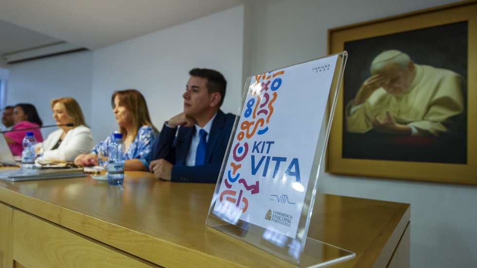 A responsável executiva do grupo Vita, Alexandra Anciães (E), a coordenadora, Rute Agulhas e Jorge Costa, durante a conferência de imprensa de apresentação do segundo relatório de atividades e do KIT Vita, no Centro Pastoral, Fátima, Santarém, 18 de junho de 2024. O Grupo VITA, que acompanha casos de violência sexual na Igreja Católica em Portugal, identificou, no primeiro ano de funcionamento, 105 alegadas vítimas e um leigo que terá cometido crimes sexuais no contexto da Igreja, revelou hoje aquele órgão. BRUNO TEIXEIRA PIRES/LUSA