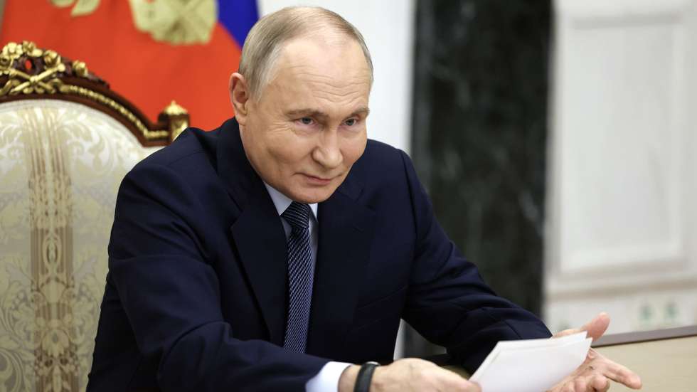 epa11734981 Russian President Vladimir Putin holds a meeting with the Defence Ministry leadership and representatives of the defense industry, in Moscow, Russia, 22 November 2024. Putin announced a successful test of the latest medium-range missile 'Oreshnik' on 21 November. Russia launched a combined strike on Ukraine's Yuzhmash defense plant in Dnipro with a ballistic missile in a non-nuclear hypersonic warhead, in response to Ukrainian strikes carried out with US and British weapons.  EPA/VYACHESLAV PROKOFYEV/SPUTNIK/KREMLIN POOL MANDATORY CREDIT