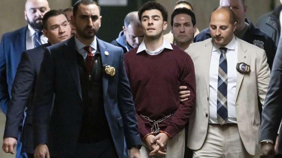 epaselect epa11791136 Luigi Mangione (C) is escorted by police officers following a hearing in New York State Supreme Court on charges that he murdered UnitedHealthcare CEO Brian Thompson in New York, New York, USA, 23 December 2024. Mangione is also facing federal terrorism charges and was arraigned last week in US Federal Court.  EPA/JUSTIN LANE