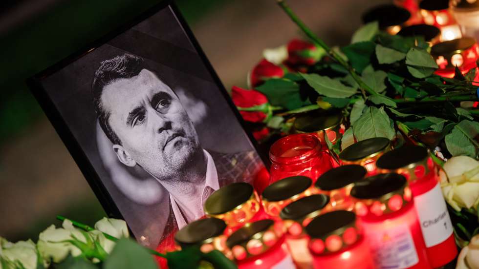 epa12370139 Candles stand in front of a photo showing the deceased during a vigil in reaction to political activist Charlie Kirk's assassination, in Berlin, Germany, 11 September 2025. The vigil was held near the Brandenburg Gate in front of the US embassy. The Turning Point USA founder Charlie Kirk was shot dead on 10 September at an event he was hosting at Utah Valley University.  EPA/CLEMENS BILAN