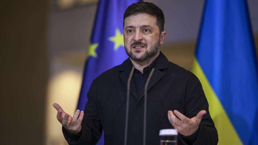 epa12594555 Ukrainian President Volodymyr Zelensky speaks during a press conference with German Chancellor Friedrich Merz at the Chancellery in Berlin, Germany, 15 December 2025. Berlin hosts US and Ukrainian delegations for talks on a proposed peace plan, including a possible ceasefire in Ukraine.  EPA/CLEMENS BILAN