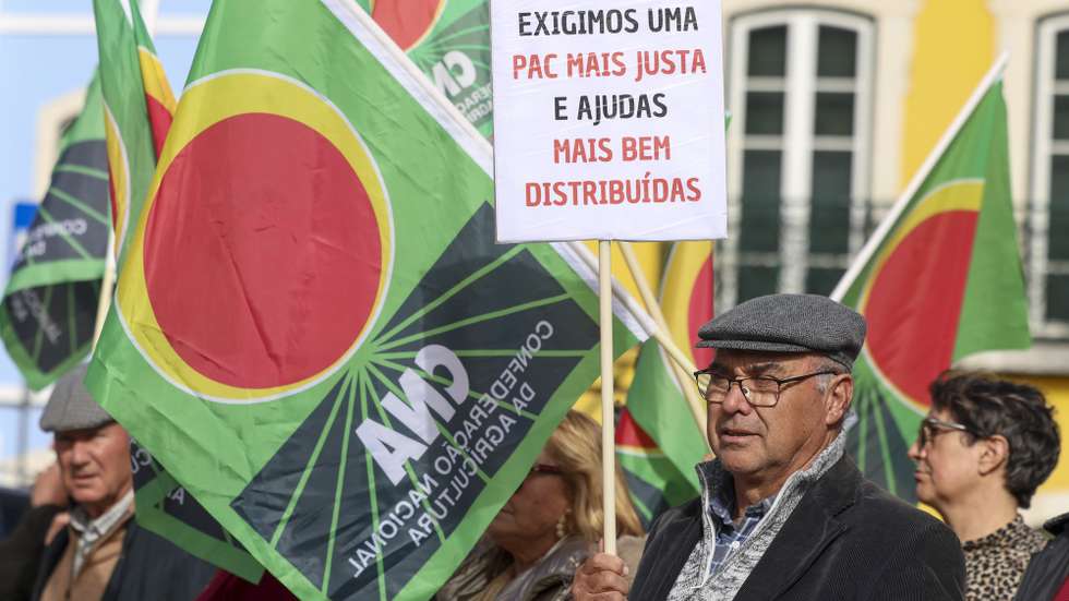 Agricultores participam na concentração de delegações de agricultores, promovida pela Confederação Nacional da Agricultura (CNA) para exigir ao Governo português e demais órgãos de soberania a salvaguarda da agricultura e dos agricultores, perante situações de dificuldades com as intempéries, a reforma para PAC pós-2027 e o acordo entre a União Europeia e o Mercosul, frente à Assembleia da República, em Lisboa, 25 de fevereiro de 2026. ANTÓNIO COTRIM/LUSA