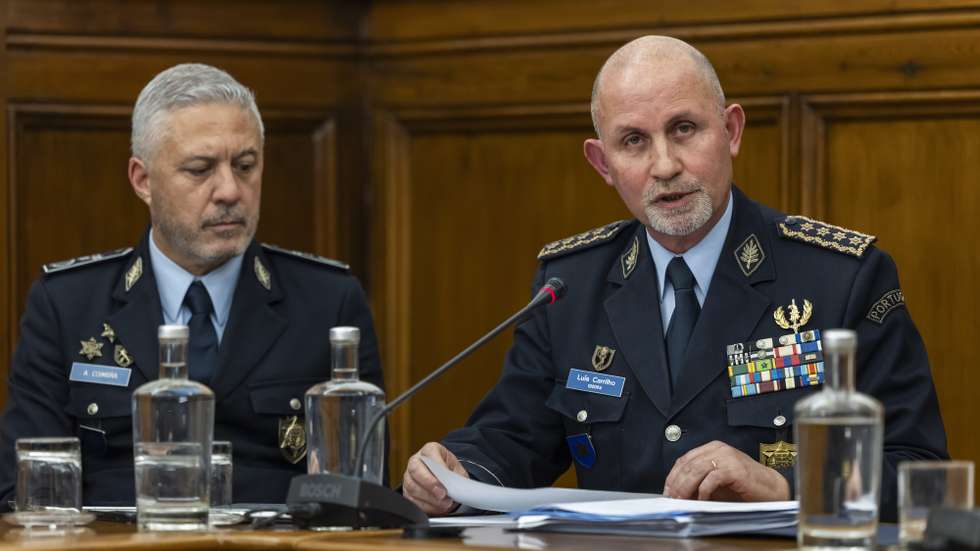 O diretor Nacional da Polícia de Segurança Pública (PSP), Luis Carrilho, acompanhado pelo superintendente da PSP, Alexandre Coimbra (E), durante a sua audição na Comissão de Assuntos Constitucionais, Direitos, Liberdades e Garantias, na Assembleia da República, em Lisboa, 03 de março de 2026. JOSÉ SENA GOULÃO/LUSA