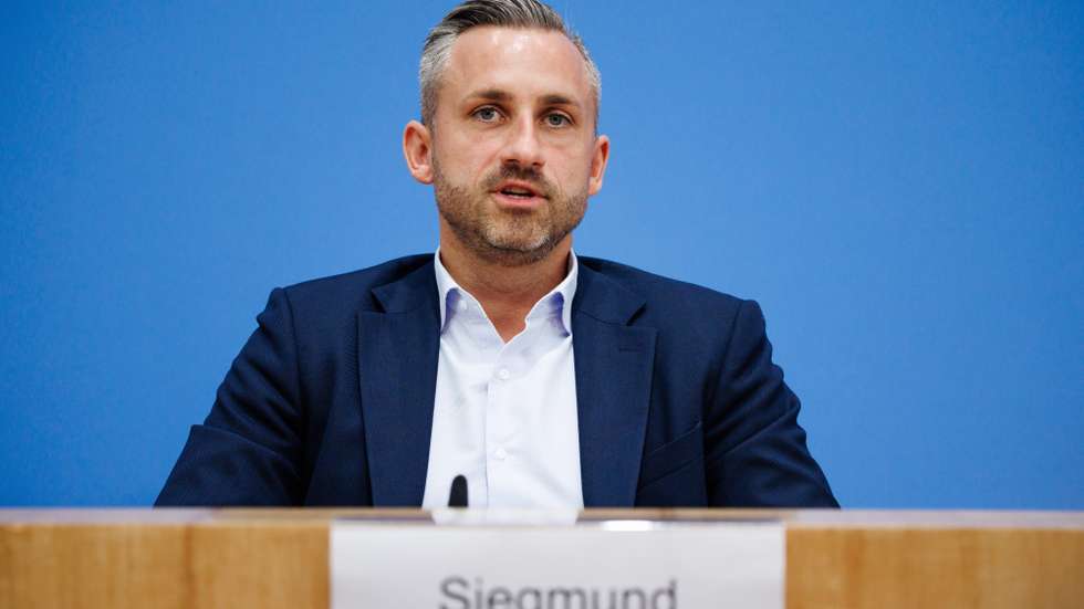 epaselect epa13219313 Top candidate of the far-right Alternative for Germany (AfD) party in Saxony-Anhalt Ulrich Siegmund speaks during a press conference in Berlin, Germany, 07 September 2026. The press conference took place a day after the Saxony-Anhalt state election, where the AfD won the vote by a wide margin.  EPA/CLEMENS BILAN