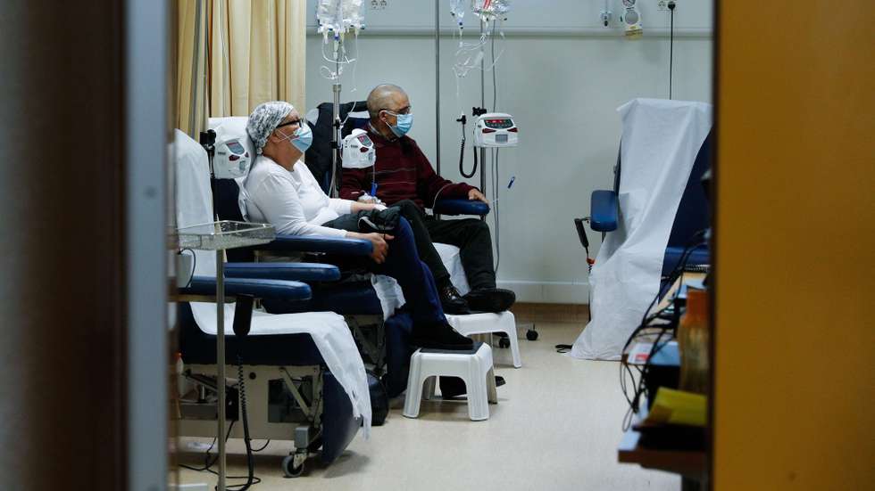 Utentes do serviço oncológico durante uma sessão de tratamento no Hospital Distrital de Santarém, que manteve a sua atividade, apesar das alterações realizadas na unidade hospitalar para receber doentes covid-19, em Santarém, 21 de maio de 2020. do dia  23 de maio de 2020. Desde o dia 03 de maio que o país está em estado de calamidade, depois de três períodos consecutivos em estado de emergência desde 19 de março. (ACOMPANHA  TEXTO DA LUSA DO DIA 23 DE MAIO DE 2020). ANTÓNIO COTRIM/LUSA