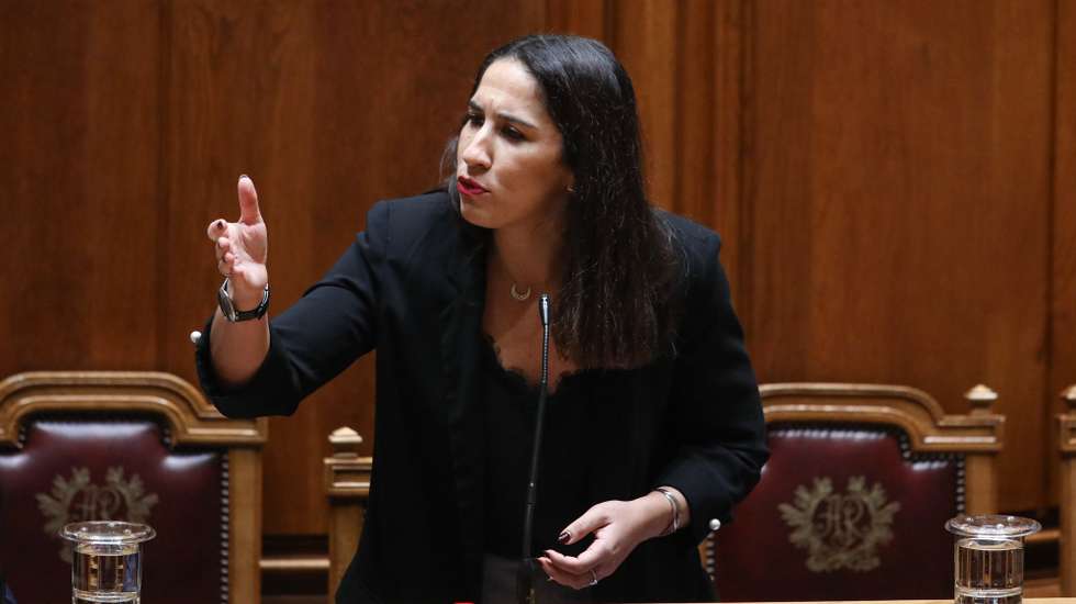 Marina Gonçalves, secretária de Estado da Habitação, Infraestruturas e Habitação, durante a sessão plenária na Assembleia da República, em Lisboa, 04 de dezembro de 2020. ANDRÉ KOSTERS/LUSA