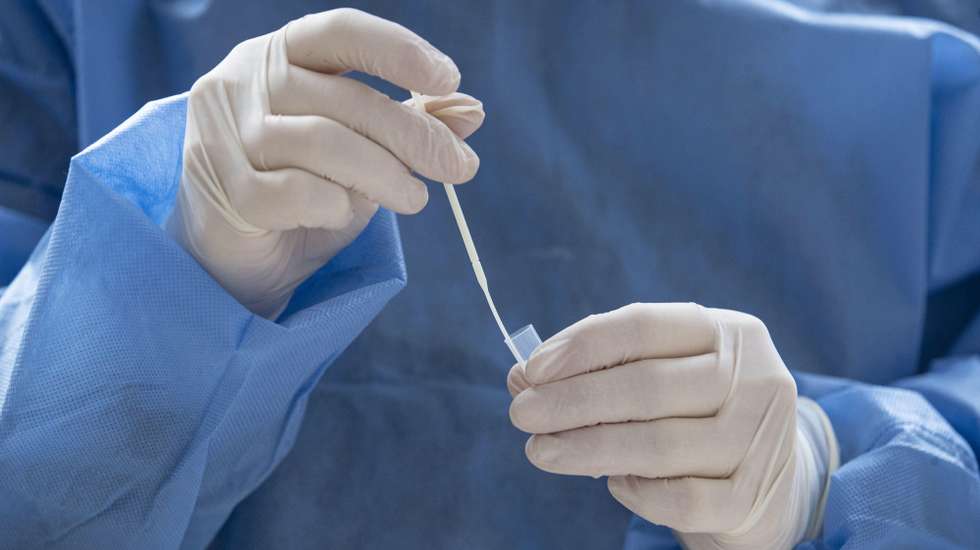 epa08939139 Health workers collect and test swab samples of the 'Severi Correnti' high school's students amid the second wave of the Covid-19 Coronavirus pandemic, in Milan, Italy, 15 January 2021.  EPA/MARCO OTTICO