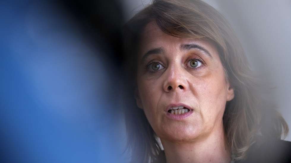 A coordenadora do Bloco de Esquerda (BE), Catarina Martins, fala com os jornalistas durante uma visita às instalações da Escola Superior de Educação de Setúbal (ESE), no Instituto Politécnico de Setúbal (IPS), 06 de julho de 2021. RUI MINDERICO/LUSA