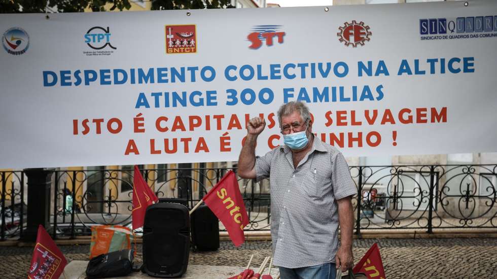 Concentração de representantes dos sindicatos que compõem a Frente Sindical (SINTTAV, STPT; SNTCT, STT; Federação dos Engenheiros e SINQUADROS) e a CT da MEO, para entrega de memorando sobre o despedimento coletivo de 300 trabalhadores do grupo Altice, no Ministério da Economia, em Lisboa, 04 de agosto de 2021. RODRIGO ANTUNES/LUSA